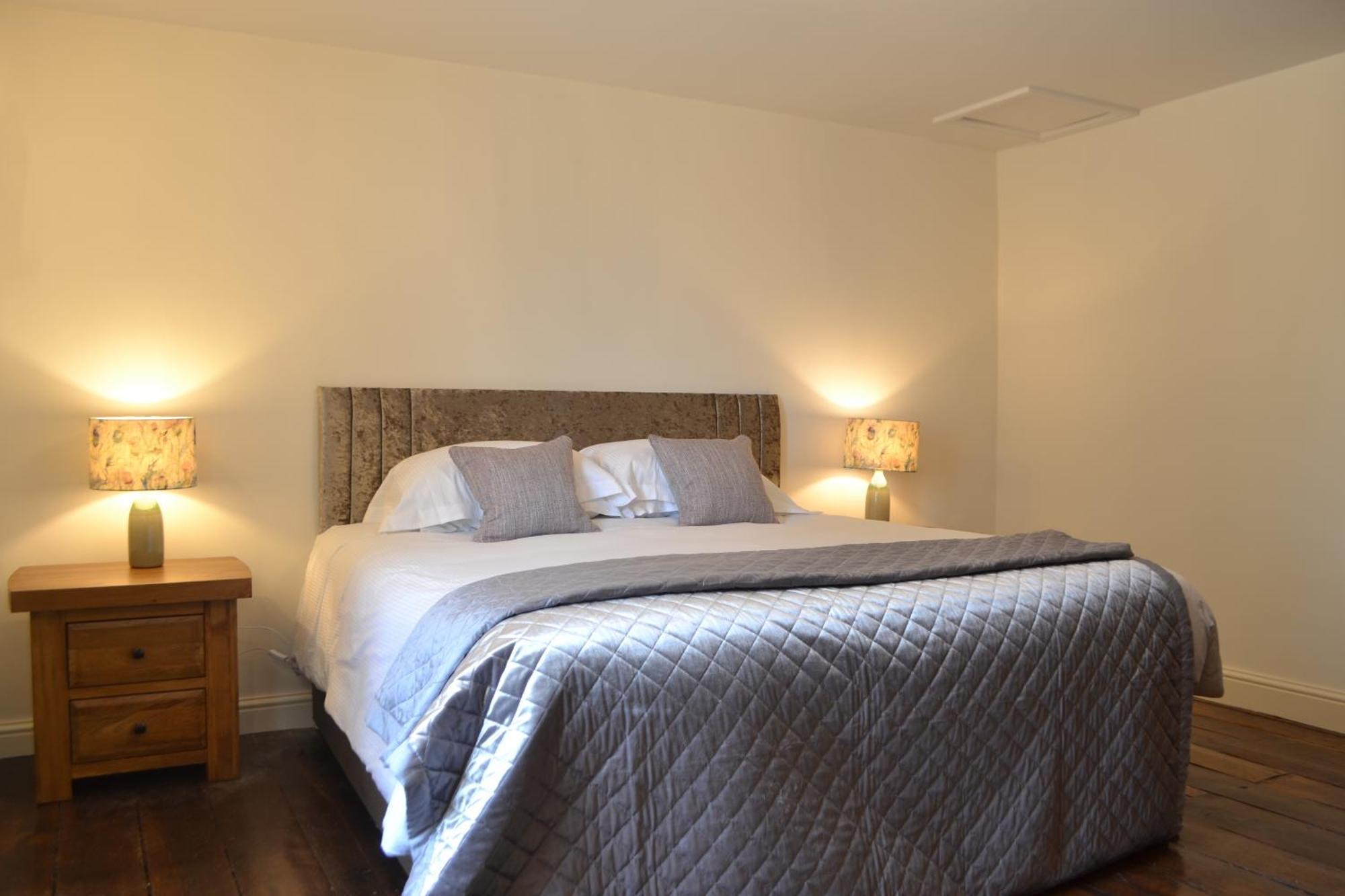 The Nags Head Hotel Монтгомъри Екстериор снимка