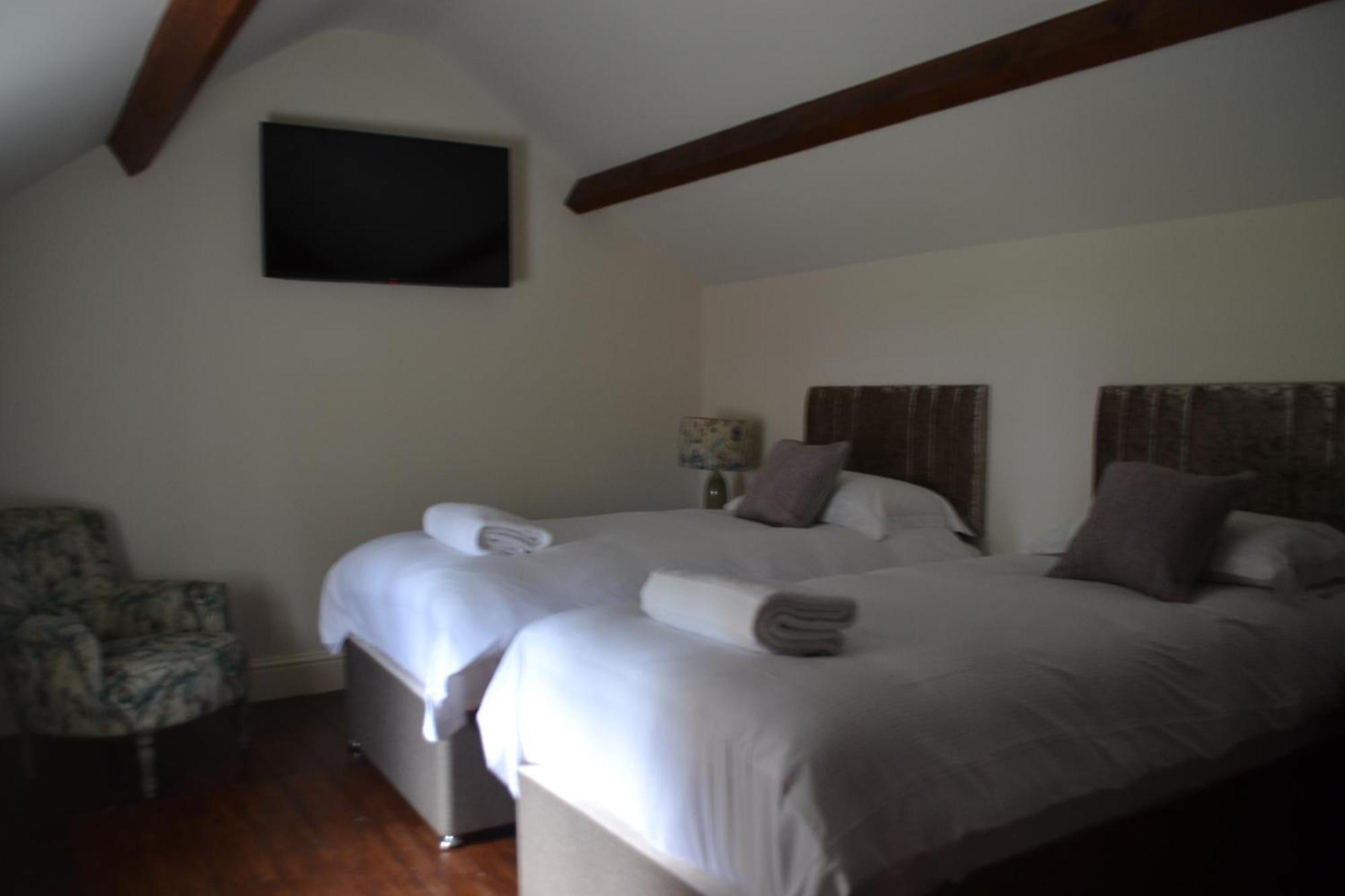 The Nags Head Hotel Монтгомъри Екстериор снимка