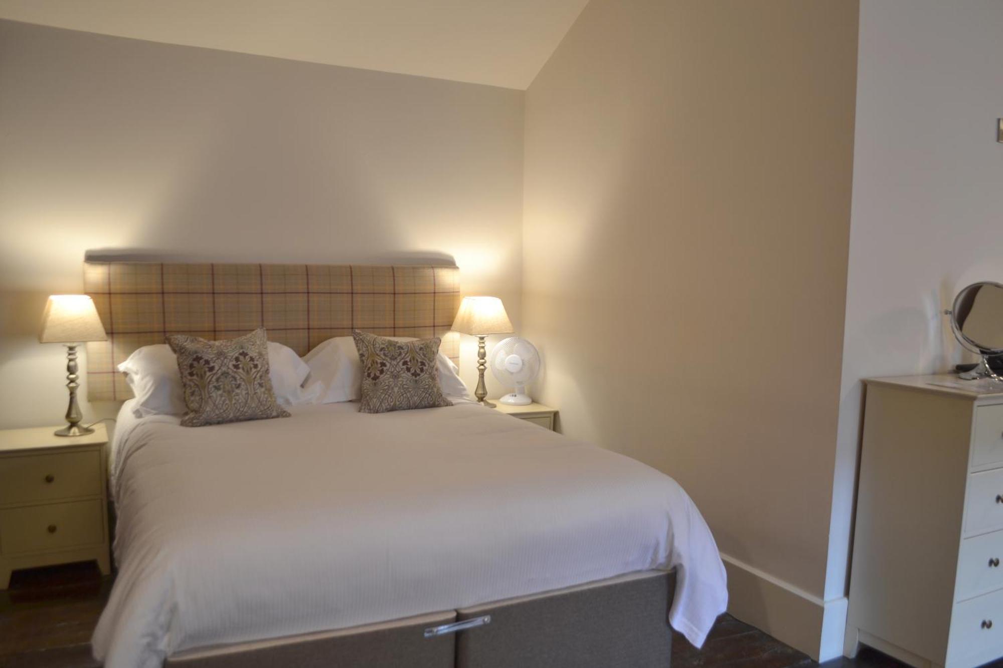 The Nags Head Hotel Монтгомъри Екстериор снимка