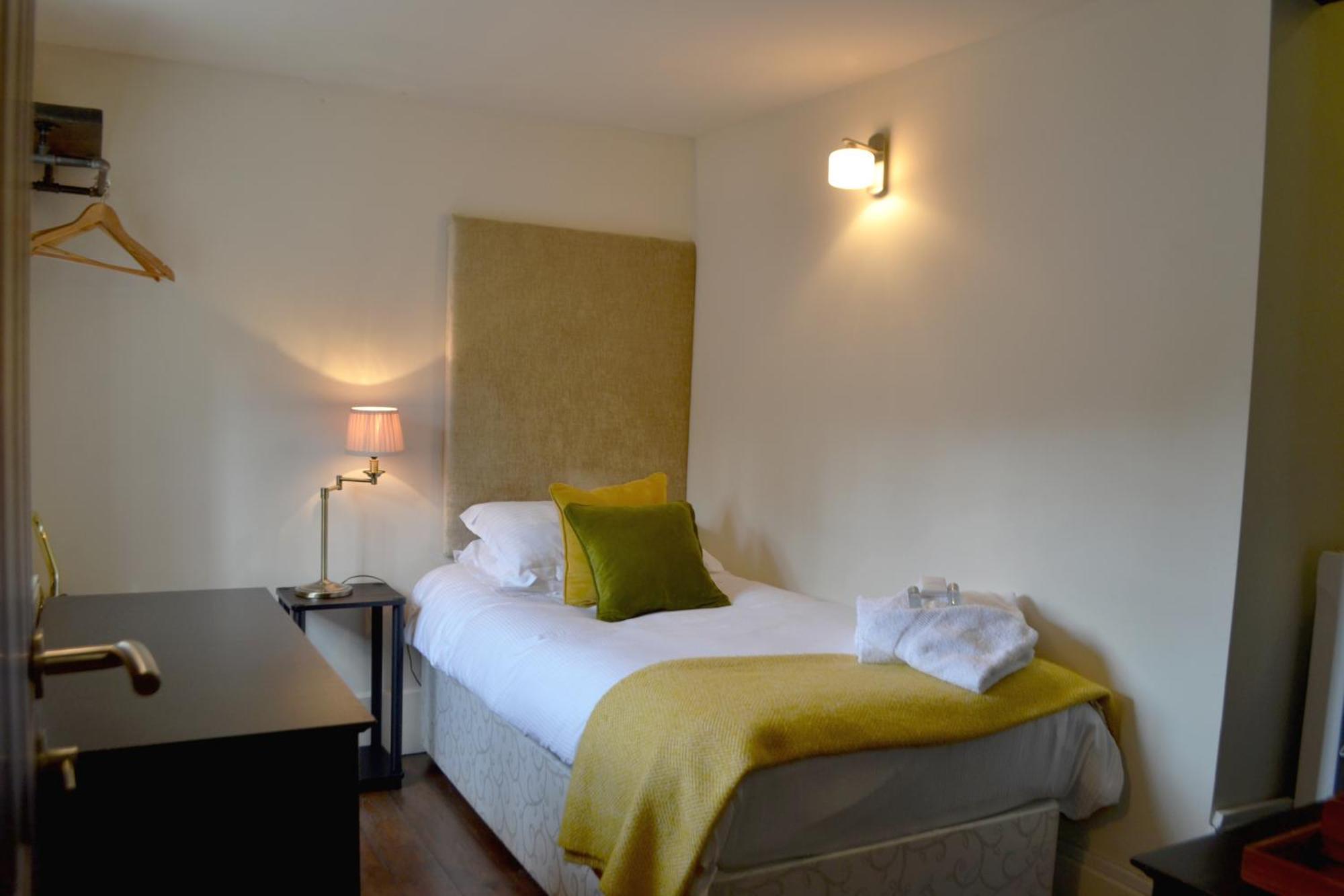 The Nags Head Hotel Монтгомъри Екстериор снимка