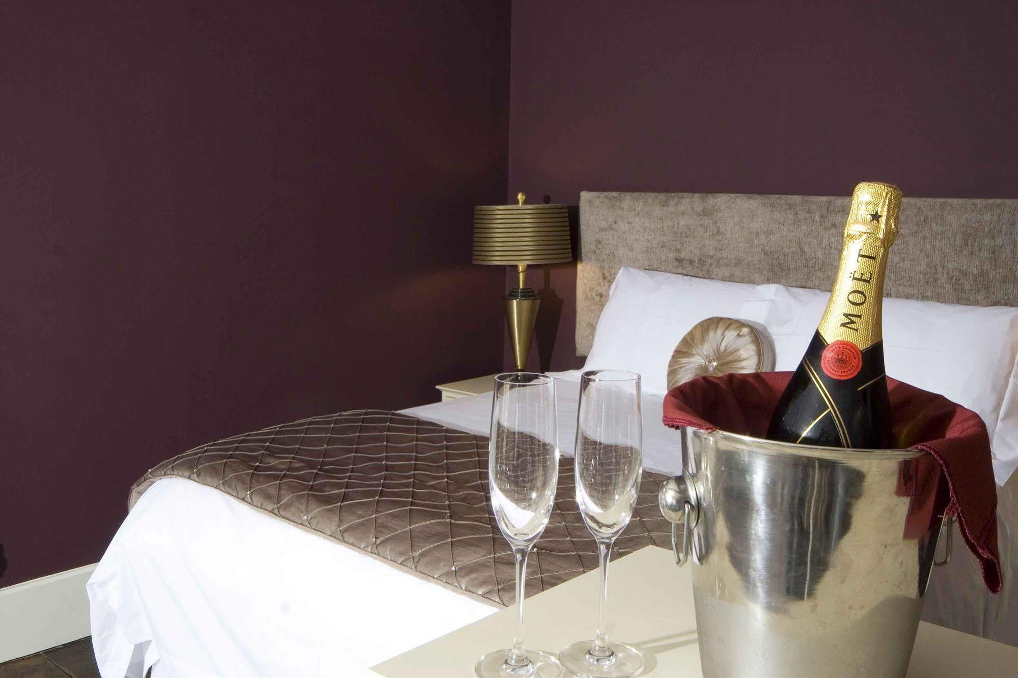 The Nags Head Hotel Монтгомъри Екстериор снимка