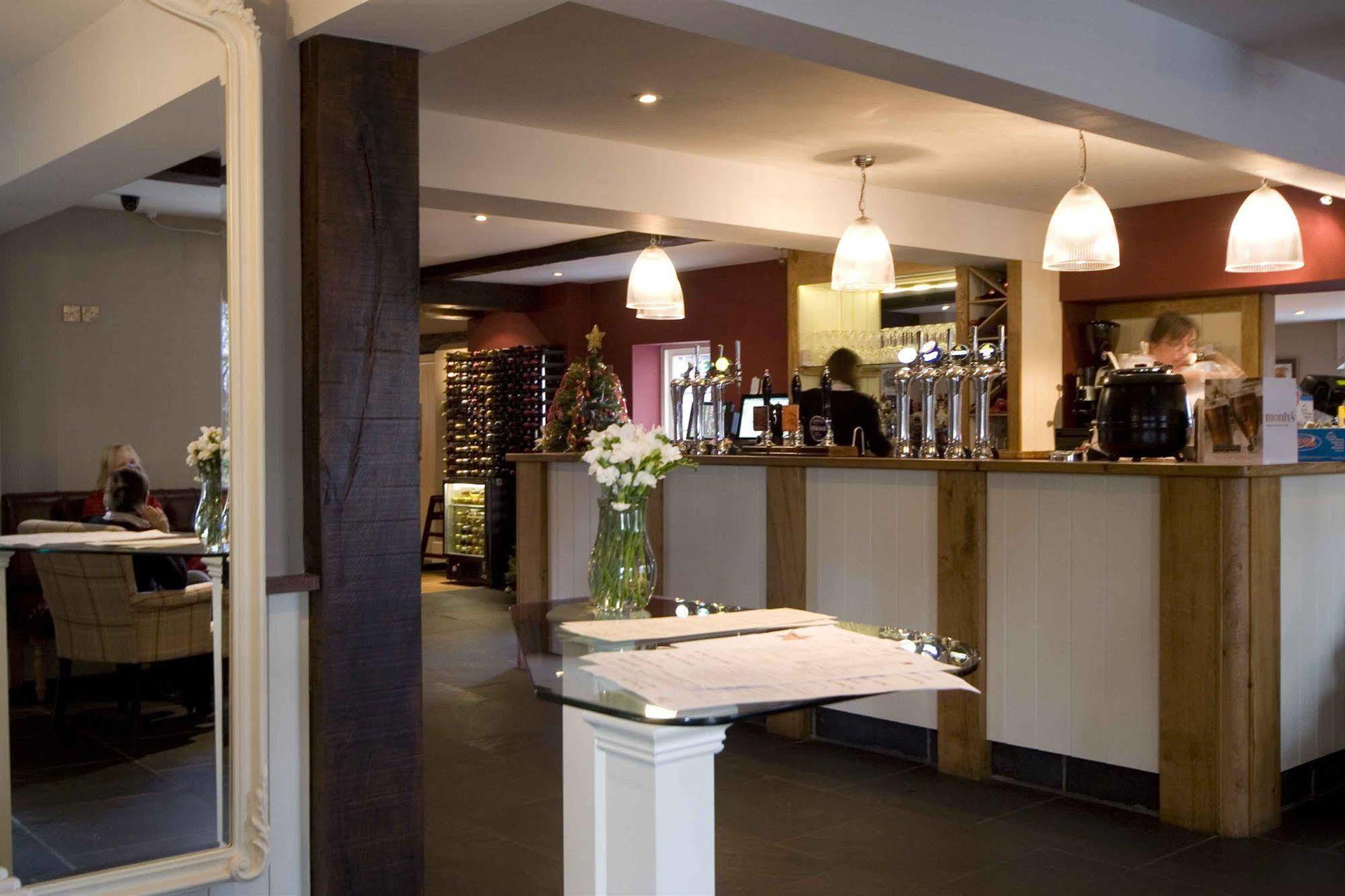 The Nags Head Hotel Монтгомъри Екстериор снимка