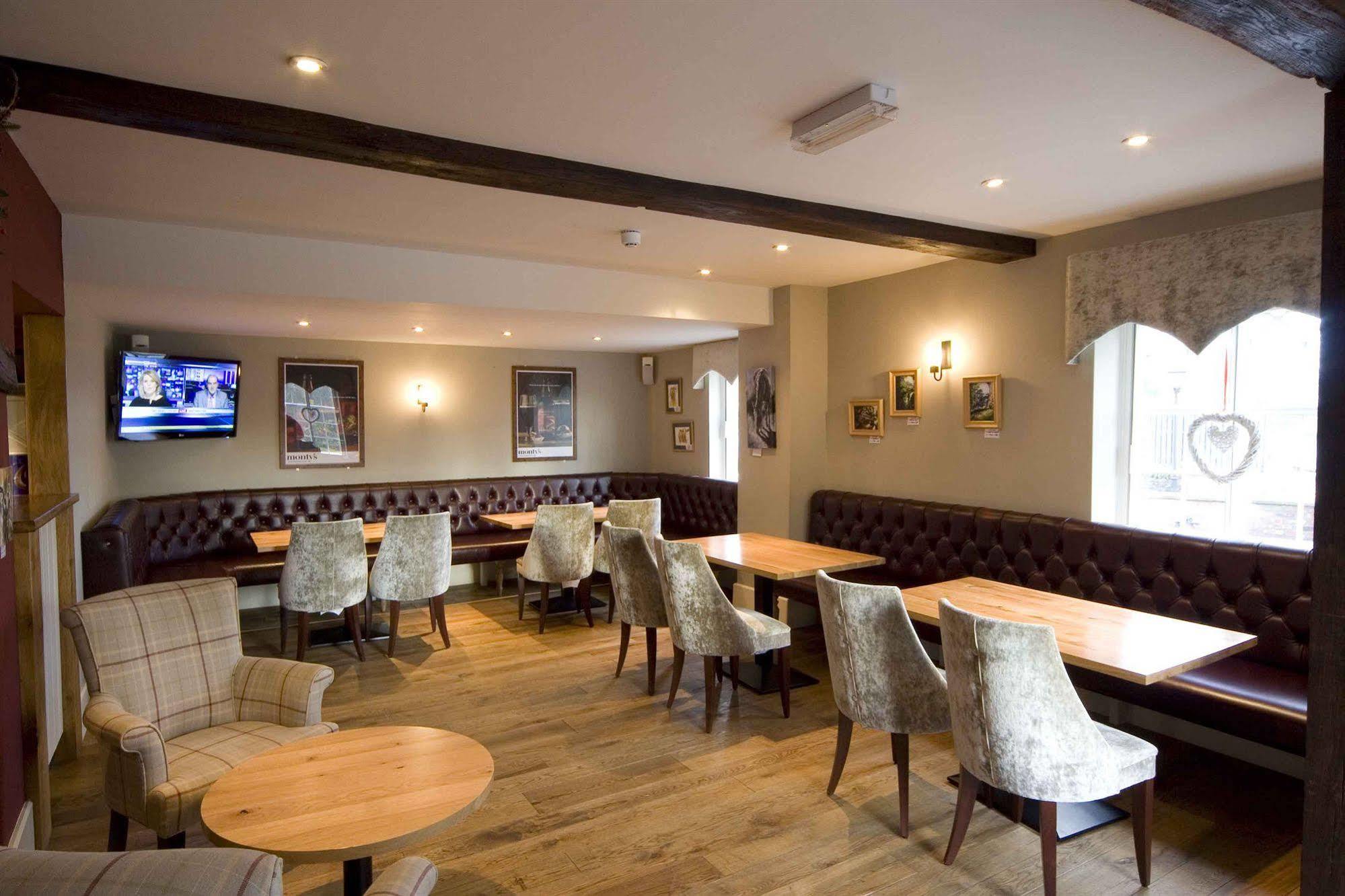 The Nags Head Hotel Монтгомъри Екстериор снимка