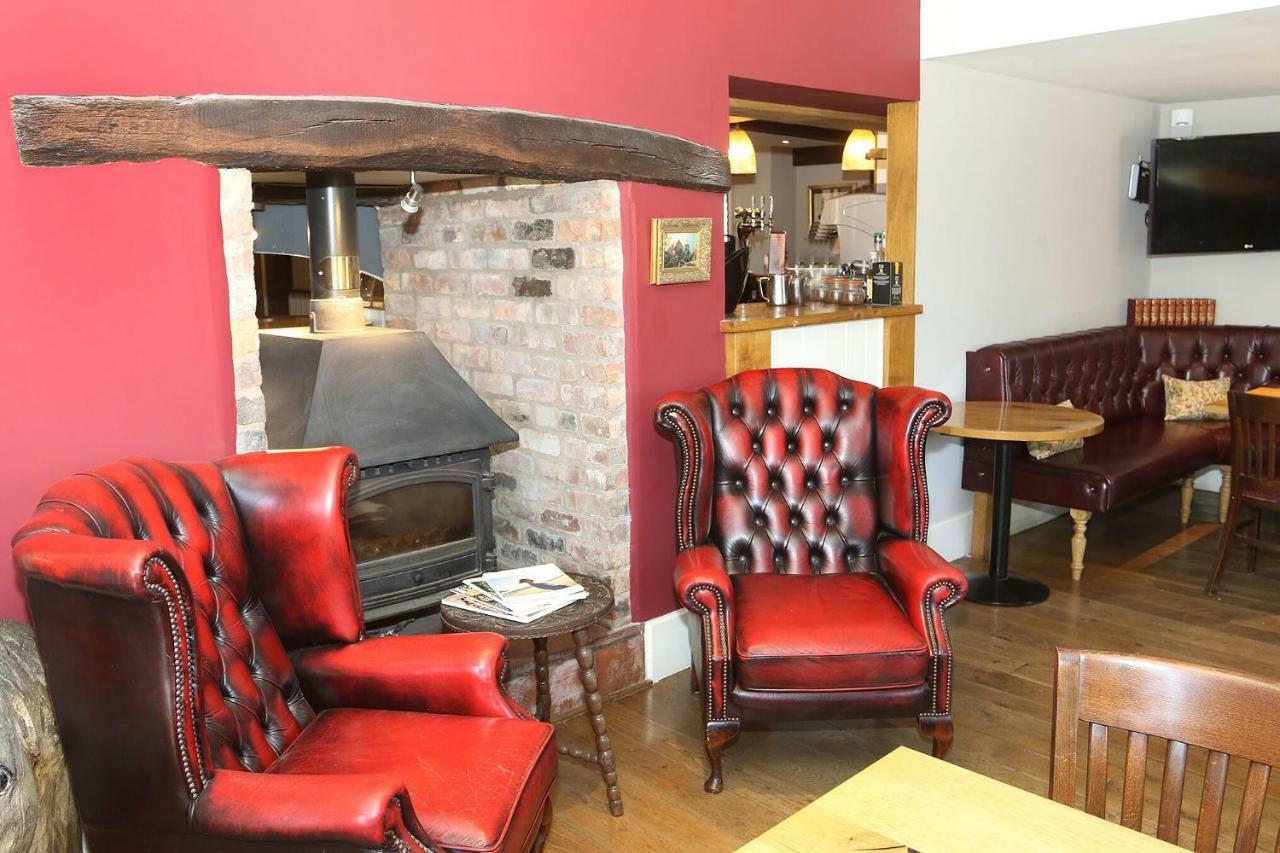 The Nags Head Hotel Монтгомъри Екстериор снимка